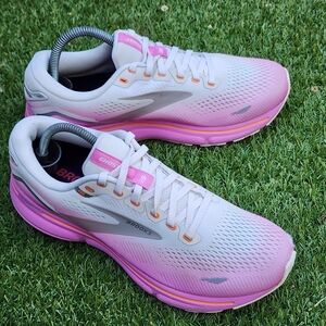 Brooks Women's Sneakers in White and Pink